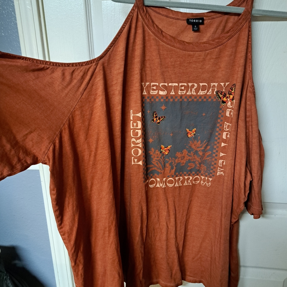 Torrid cold shoulder top size 6